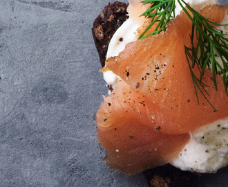 Rugbrødsbruschetta med røget laks og flødepeberrod