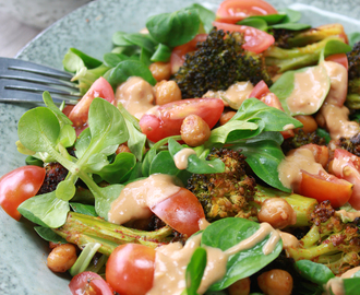 Broccolisalat med peanutdressing