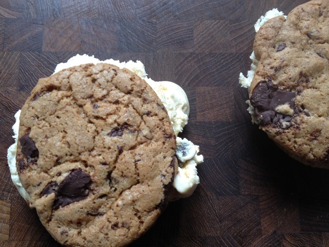 Ice Cream Sandwiches med lakridsis og chocolate chunk cookies