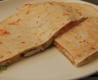 Dobbelt tortilla med kylling og cheddar