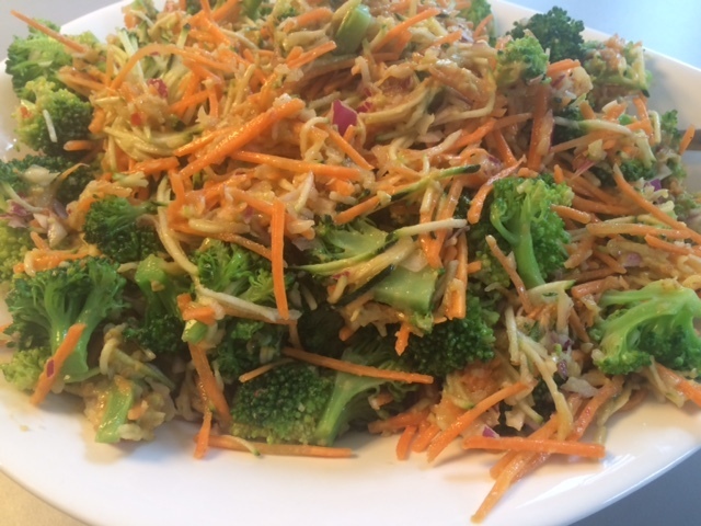Broccolisalat med sund, spicy og cremet dressing
