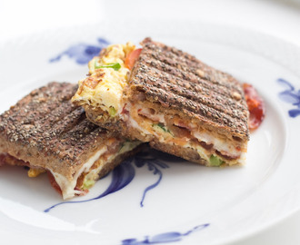 Panini med æg og bacon til morgenmad