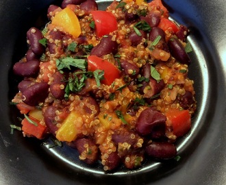 Farverig og nem hverdagsmad - quinoa med bønner, peber og tomat