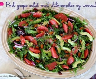 Opskrift med video på pink grape salat med chilimandler og avocado