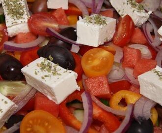 Den græske salat med vandmelon er fuld af fine farvenuancer.