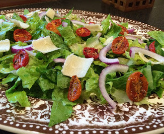 Salat med bagte cherrytomater og parmesanost