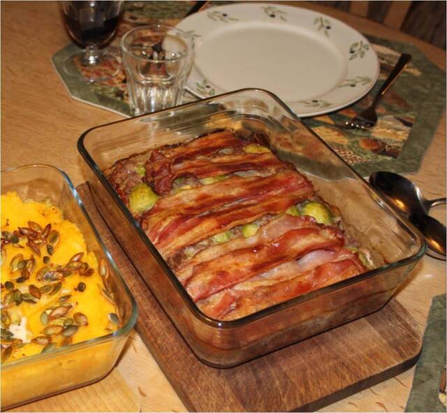 Farsfad med rosenkål, bacon og hasselnødder