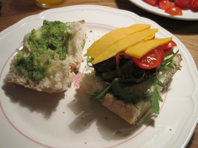 Ciabatta sandwich med oksekødsstrimler og pesto