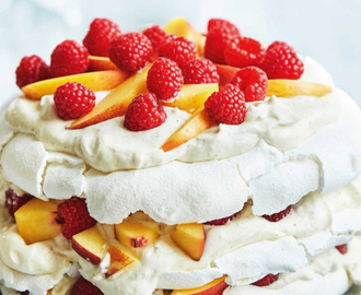 Peach melba-marengslagkage med vaniljecreme