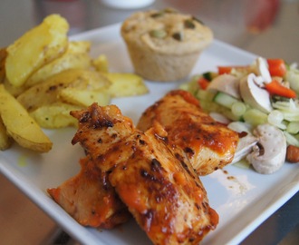 BBQ kyllingefilet med bådkartofler, salat og madbrøds muffins.