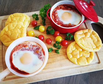 Bakte egg i hot tomatsaus med kikerter ♥ Servert med Cloud Bread ♥