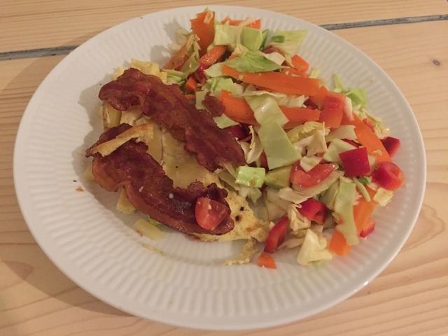 Glutenfri æggekage med bacon og spidskålssalat :)