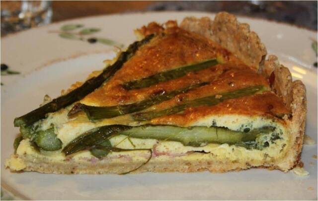 Tærte med asparges og lufttørret skinke