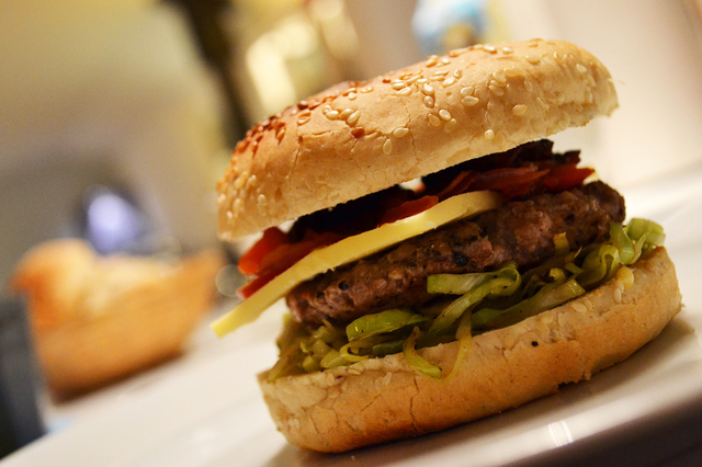 Vildsvineburger med tomatkompot, røget bacon, sauteret spidskål og kantarelmayonaise