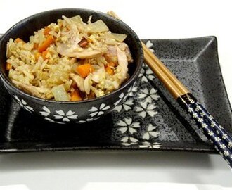 Stegte ris med æg og kylling (eller andet kød) - kinesisk biksemad