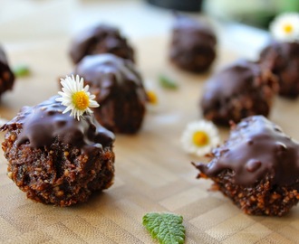 Sunde Daddelkugler med Appelsin, Peanutbutter og Mørk Chokolade