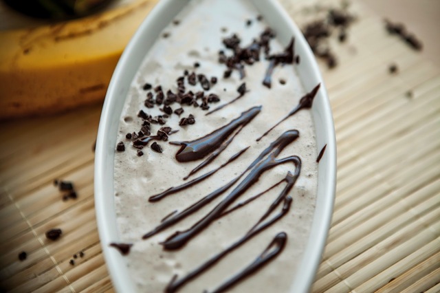 BANAN-KOKOS SOFTICE med chokoladesauce - jååååååååååååmZ - helt uden mælkeprodukter, forarbejdet hvidt sukker eller anden tilsætning ....