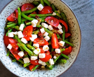 Bønnesalat med friske og soltørrede tomater, feta og pesto
