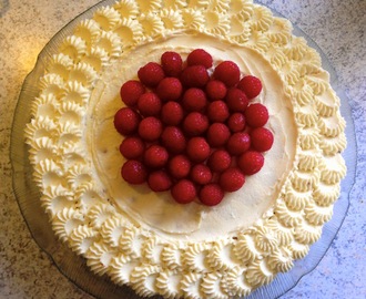 Fødselsdagslagkage med hindbær og hvid chokolade