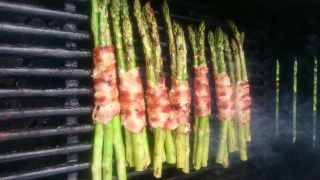 Grillede grønne asparges med bacon