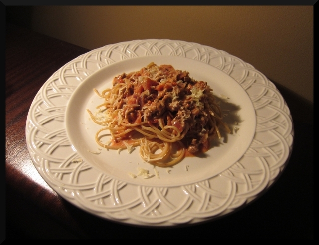 Tomaattijauhelihakastike ja spagettia