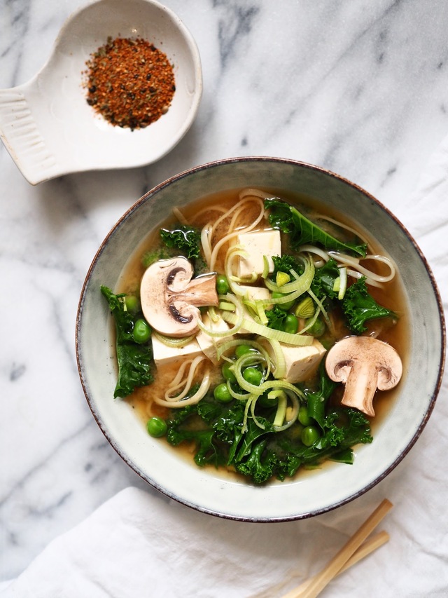 Saman pöydän ääressä - arjen pikainen ramen-keitto (GF, V)