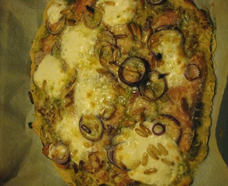 Pizzaperjantai: pesto-kylmäsavulohipizza