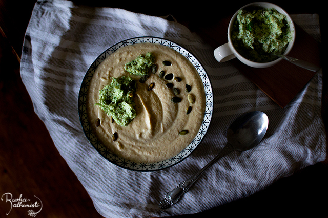 Hävikkiviikon tofu-kukkakaalisosekeitto ja kukkakaalipesto