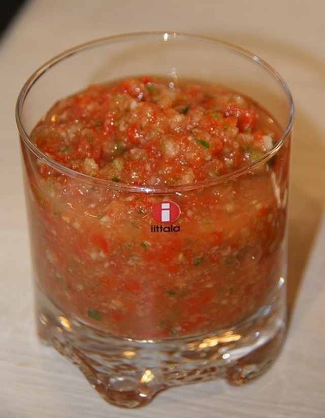 Tulinen, kylmä tomaattikeitto - Gazpacho