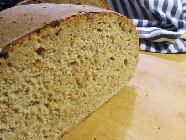 Leipäkokeilu: Hiivaleipä juureen - A Bread Experiment: Yeast Bread with Sourdough Starter