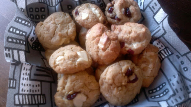 Valkosuklaa-karpalo cookies