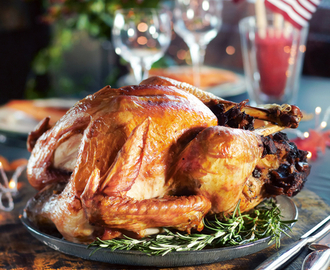 Kiitospäivän täytetty kalkkuna (Thanksgiving turkey with traditional herb stuffing)