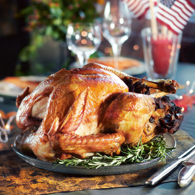 Kiitospäivän täytetty kalkkuna (Thanksgiving turkey with traditional herb stuffing)