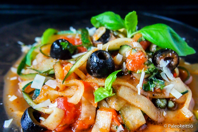 Zucchini Puttanesca – Kesäkurpitsaa ilotyttöjen tapaan