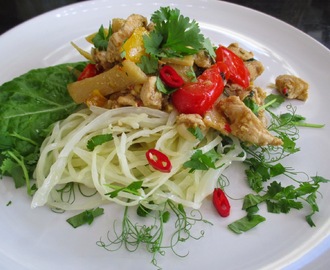 Panang Curry Chicken, kaalinuudelia ja kukkakaaliriisiä