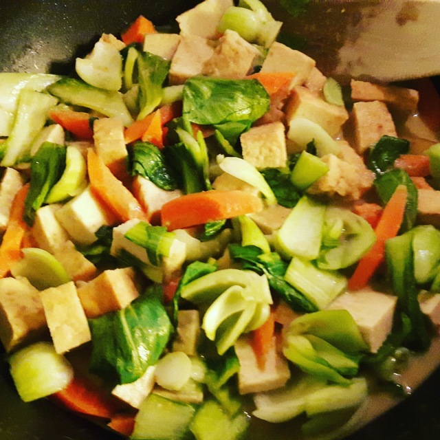 Kasvisruokamaanantai: Tofua ja kasviksia kookoscurrykastikkeessa