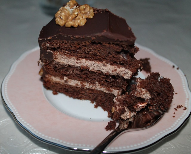 Täyteläinen suklaakakku