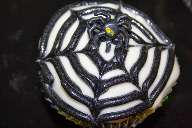 Halloween tuplasuklaa kuppikakut cupcaket