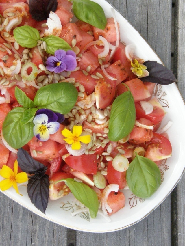Kesäisin salaatti: tomaattia, vesimelonia, basilikaa...