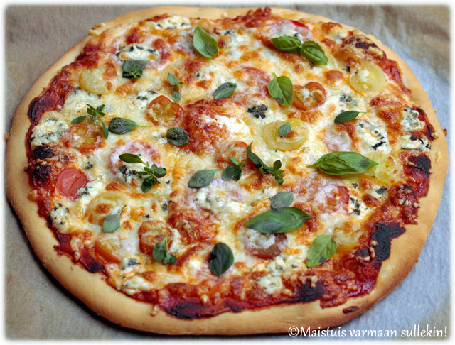Kolmen juuston tomaattipizza & metsäsieni-perunapizza