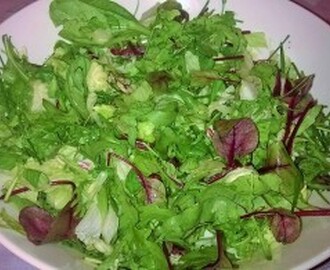 Vihreä salaatti yrteillä