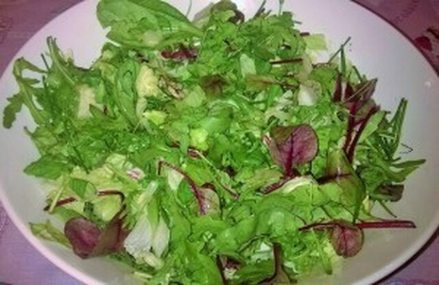 Vihreä salaatti yrteillä
