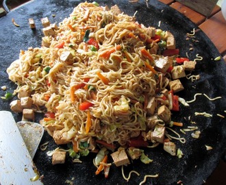 Tofu-yakisoba muurikalla