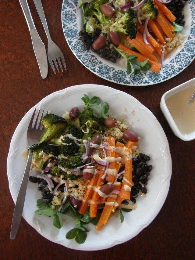 Ihana salaatti paahdetuista kasviksista + tahinikastike