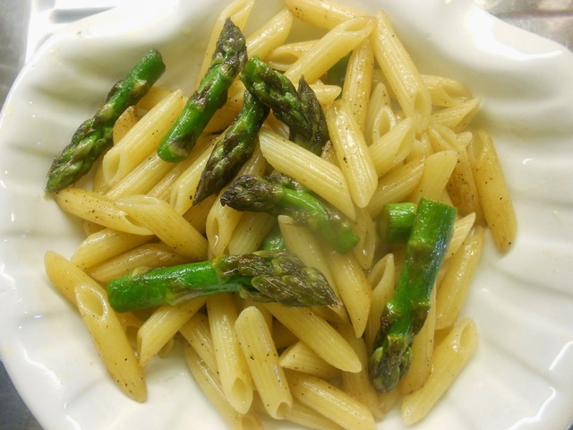 Kevättä lautasella: pasta agli asparagi - pastaa tankoparsan kera