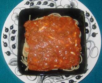 Spagetti bolognese sauvajyväsen tapaan = herkkukastike