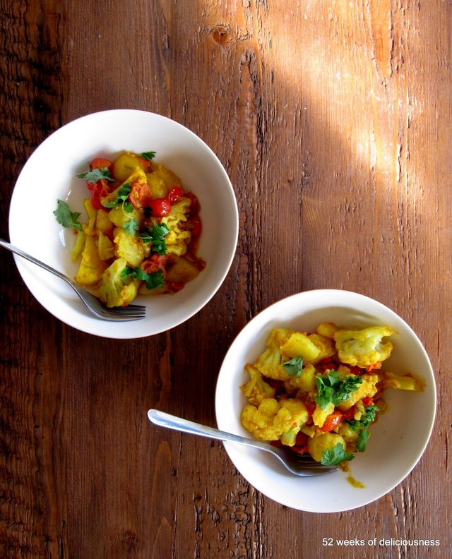 Bombayn perunat / Aloo Gobi – kaksi ruokaa samalla lautasella
