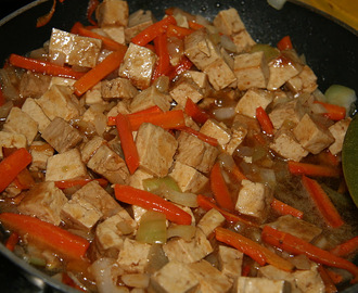 Super hyvää tofua maapähkinäkastikkeessa