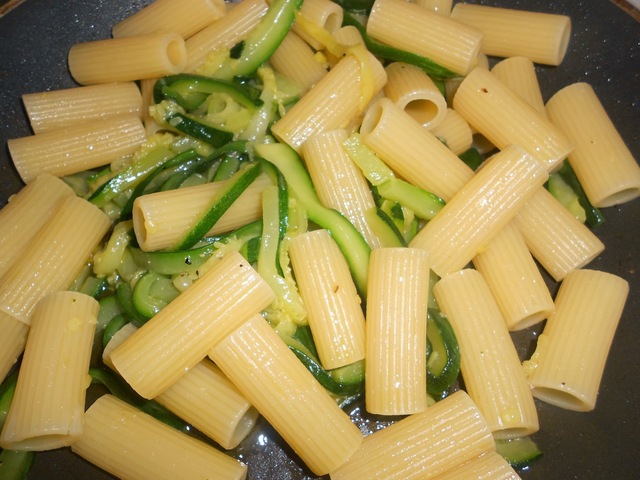 Pasta con panna e zucchine (pastaa kermaisessa kesäkurpitsakastikkeessa)