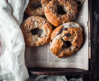 Täydellisten bageleiden valmistaminen: kaneli-rusina- ja siemenbagel